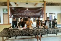 Foto:Kepala Desa Ellak Daya saat memberikan sambutan di dampingi ketua PPK beserta anggota