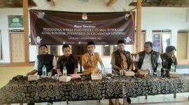 Foto:Kepala Desa Ellak Daya saat memberikan sambutan di dampingi ketua PPK beserta anggota