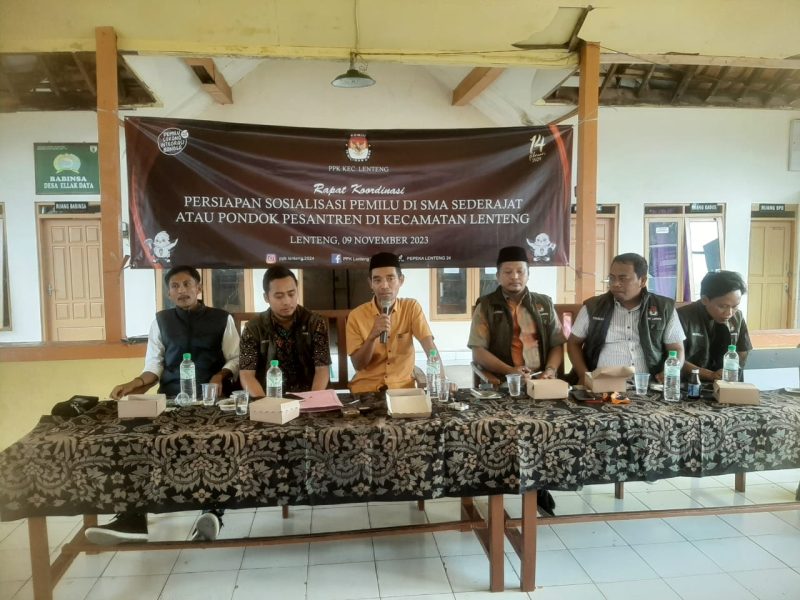 Foto:Kepala Desa Ellak Daya saat memberikan sambutan di dampingi ketua PPK beserta anggota