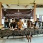 Foto:Kepala Desa Ellak Daya saat memberikan sambutan di dampingi ketua PPK beserta anggota