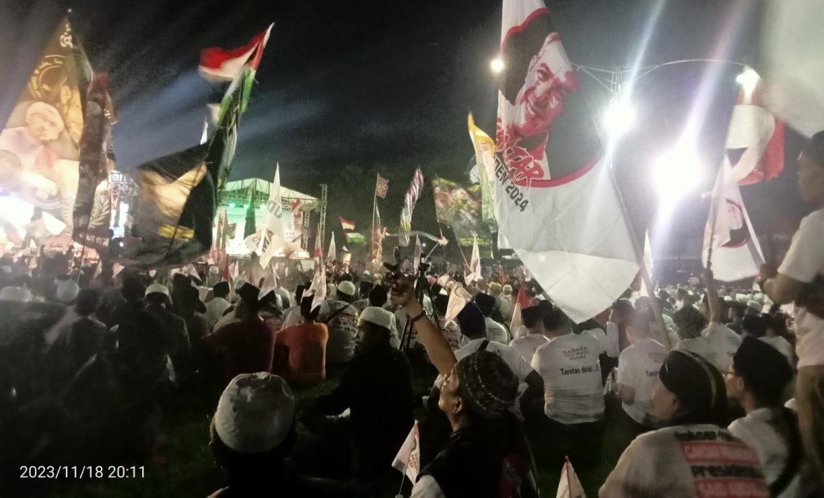 Foto: Berdera bertuliskan Ganjar Presiden 2024 yang dibawa oleh jamaah