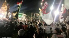 Foto: Berdera bertuliskan Ganjar Presiden 2024 yang dibawa oleh jamaah
