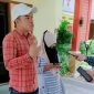Foto: Tri Sutrisno Effendi, pria yang mendampingi  penyewa yang tokonya digembok oleh orang tak dikenal