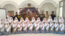 Foto: KPU beserta PPK Lenteng Dan PPS Daramista Foto bersama dengan Siswi MA Sabilul Muttaqin Daramista