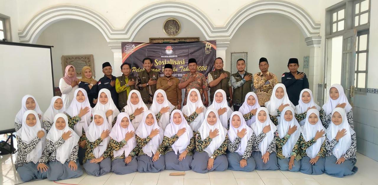 KPU beserta PPK Lenteng Dan PPS Daramista Foto bersama dengan Siswi MA Sabilul Muttaqin Daramista