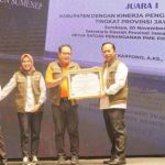 Kepala DKPP Arif Firmanto Saat menerima penghargaan dari Pemprov Jatim