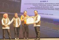 Foto: Kepala DKPP Arif Firmanto Saat menerima penghargaan dari Pemprov Jatim