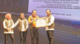 Foto: Kepala DKPP Arif Firmanto Saat menerima penghargaan dari Pemprov Jatim