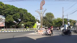 Tampilan Tugu viral di tengah kota Sumenep. Tugu keris ini menelan anggaran Rp.199 juta dan dinilai menghambur-hamburkan anggaran APBD Sumenep. (SJ photo)