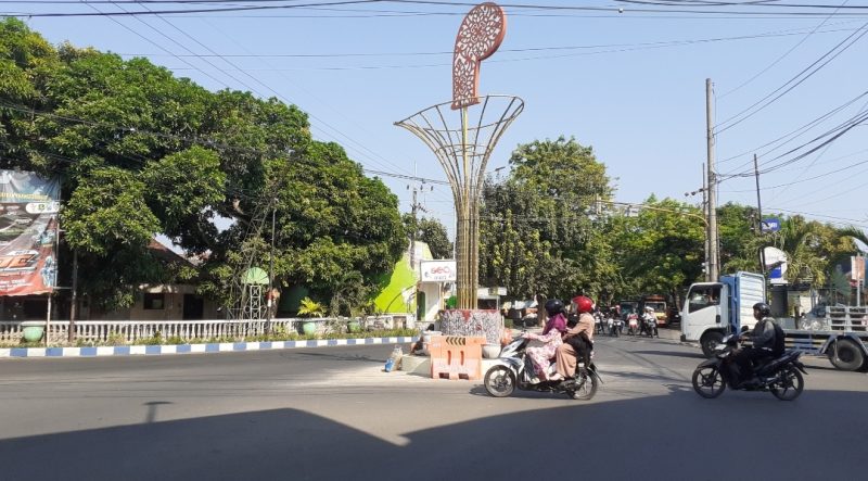 Tampilan Tugu viral di tengah kota Sumenep. Tugu keris ini menelan anggaran Rp.199 juta dan dinilai menghambur-hamburkan anggaran APBD Sumenep. (SJ photo)