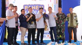 Foto:Penyerahan hadiah secara simbolis oleh Branch Manager Office BRI Sumenep, Heru.H