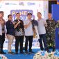 Foto:Penyerahan hadiah secara simbolis oleh Branch Manager Office BRI Sumenep, Heru.H