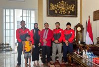 Bupati Sumenep, Achmad Fauzi, foto bersama dengan dua srikandi atlet voli putri Nabila Purwita dan Putri Agustin