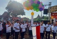 Foto:Ketua KPU Sumenep didampingi beberapa komisioner melepas peserta JJS dihalaman kantor KPU Sumenep