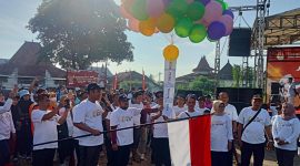 Foto:Ketua KPU Sumenep didampingi beberapa komisioner melepas peserta JJS dihalaman kantor KPU Sumenep