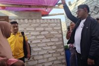 Bupati Sumenep, Achmad Fauzi Wongsojudo, mengunjungi korban terdampak bencana alam angin puting beliung di dua kecamatan