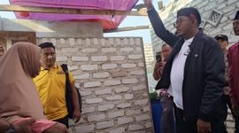 Bupati Sumenep, Achmad Fauzi Wongsojudo, mengunjungi korban terdampak bencana alam angin puting beliung di dua kecamatan