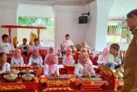 Bupati Sumenep, Achmad Fauzi Wongsojudo, memantau secara langsung kegiatan seni Klenengan yang ditampilkan siswa SDN Pandian 1 di Pendopo Agung Keraton