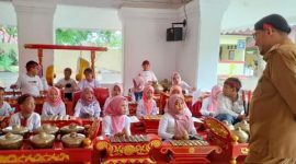 Bupati Sumenep, Achmad Fauzi Wongsojudo, memantau secara langsung kegiatan seni Klenengan yang ditampilkan siswa SDN Pandian 1 di Pendopo Agung Keraton