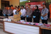 Foto:Humas Polres Sumenep (baju hitam) saat melaksanakan Konferensi pers beberapa waktu lalu