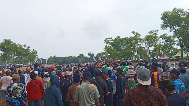 Foto: Praktek perjudian yang dilakukan didepan garis start pada kejuaraan Madura bull race championship piala Bupati Sumenep
