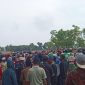 Foto: Praktek perjudian yang dilakukan didepan garis start pada kejuaraan Madura bull race championship piala Bupati Sumenep