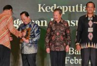 Kepala DKPP Kabupaten Sumenep Arif Firmanto, saat menerima penghargaan dari Badan Pangan Nasional RI