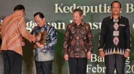 Kepala DKPP Kabupaten Sumenep Arif Firmanto, saat menerima penghargaan dari Badan Pangan Nasional RI