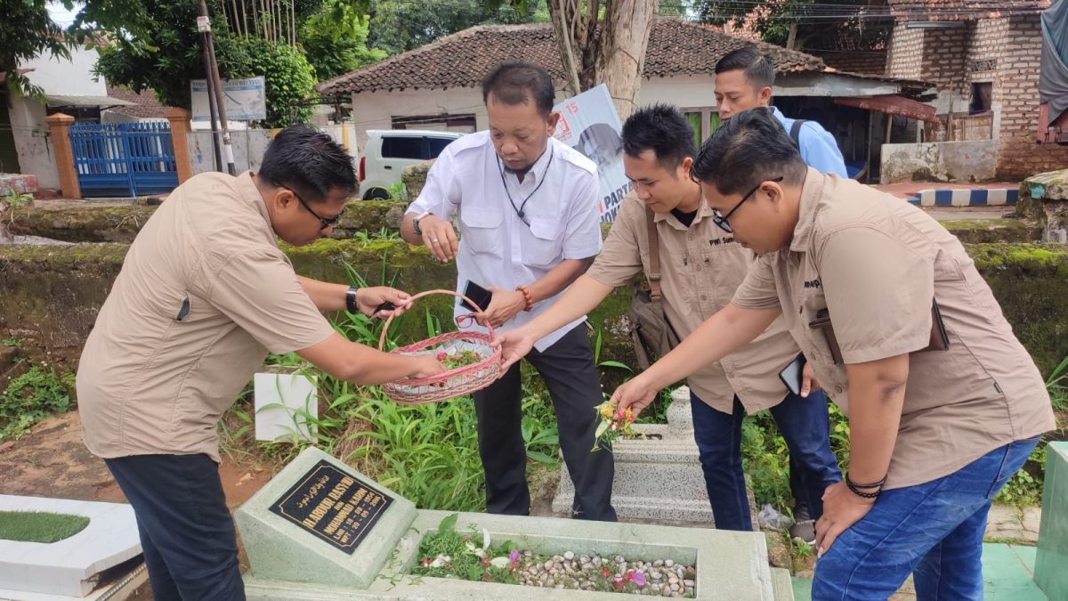 ZIARAH KUBUR: Menjelang HPN 2024, PWI Sumenep melakukan doa dan tabur bunga kepada para almarhum wartawan senior