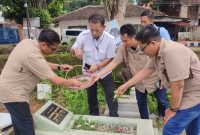 ZIARAH KUBUR: Menjelang HPN 2024, PWI Sumenep melakukan doa dan tabur bunga kepada para almarhum wartawan senior