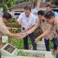 ZIARAH KUBUR: Menjelang HPN 2024, PWI Sumenep melakukan doa dan tabur bunga kepada para almarhum wartawan senior