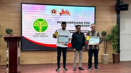 Ketua PWI Sumenep Samsul Arifin, memberikan penghargaan kepada Bupati Kota Keris dan Direktur BPRS Bhakti Sumekar