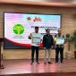 Ketua PWI Sumenep Samsul Arifin, memberikan penghargaan kepada Bupati Kota Keris dan Direktur BPRS Bhakti Sumekar