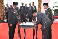Bupati Sumenep Achmad Fauzi Wongsojudo, melantik dan mengambil Sumpah/Janji Jabatan kepad 5 Pejabat Pimpinan Tinggi Pratama di Pendopo Keraton Agung