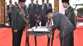 Bupati Sumenep Achmad Fauzi Wongsojudo, melantik dan mengambil Sumpah/Janji Jabatan kepad 5 Pejabat Pimpinan Tinggi Pratama di Pendopo Keraton Agung