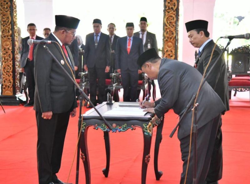 Bupati Sumenep Achmad Fauzi Wongsojudo, melantik dan mengambil Sumpah/Janji Jabatan kepad 5 Pejabat Pimpinan Tinggi Pratama di Pendopo Keraton Agung