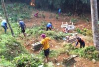 Warga Desa Pakondang Sumenep, Madura, Jawa Timur, melakukan tradisi 'Akosar' atau membersihkan makam leluhur