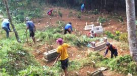 Warga Desa Pakondang Sumenep, Madura, Jawa Timur, melakukan tradisi 'Akosar' atau membersihkan makam leluhur