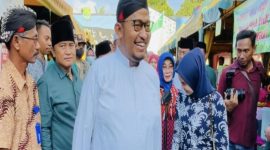 Bupati Sumenep Achmad Fauzi Wongsojudo, saat mendatangi pelaku UMKM di bazar takjil