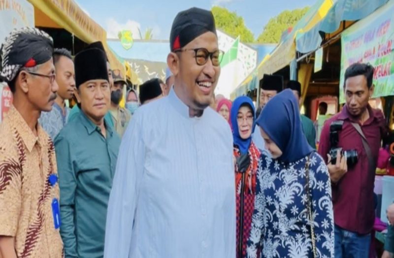 Bupati Sumenep Achmad Fauzi Wongsojudo, saat mendatangi pelaku UMKM di bazar takjil