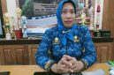 TERSENYUM: Direktur RSUD dr. H. Moh. Anwar Sumenep dr Erliyati, saat ditemui di ruang kerjanya