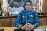 TERSENYUM: Direktur RSUD dr. H. Moh. Anwar Sumenep dr Erliyati, saat ditemui di ruang kerjanya