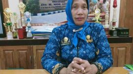 TERSENYUM: Direktur RSUD dr. H. Moh. Anwar Sumenep dr Erliyati, saat ditemui di ruang kerjanya