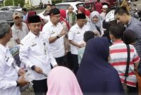 RAMAI: Sekretaris Daerah Kabupaten Sumenep, Edy Rasiyadi bersama sejumlah OPD ikut membagikan takjil gratis di bulan Ramdhan