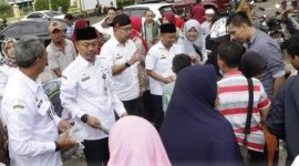 RAMAI: Sekretaris Daerah Kabupaten Sumenep, Edy Rasiyadi bersama sejumlah OPD ikut membagikan takjil gratis di bulan Ramdhan