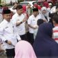 RAMAI: Sekretaris Daerah Kabupaten Sumenep, Edy Rasiyadi bersama sejumlah OPD ikut membagikan takjil gratis di bulan Ramdhan