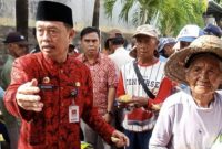 SEMANGAT: Ketua PMI Sumenep Edy Rasiyadi, saat memberikan sembako kepada abang becak dan pemulung