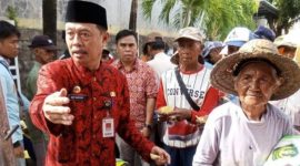 SEMANGAT: Ketua PMI Sumenep Edy Rasiyadi, saat memberikan sembako kepada abang becak dan pemulung