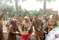 TABUR BUNGA: Bupati Sumenep Achmad Fauzi Wongsojudo dan sejumlah pejabat terkait saat meluncurkan Mobil Sehat di Kontor Bupati