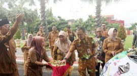 TABUR BUNGA: Bupati Sumenep Achmad Fauzi Wongsojudo dan sejumlah pejabat terkait saat meluncurkan Mobil Sehat di Kontor Bupati